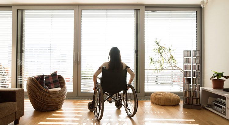Une personne handicapée dans son appartement